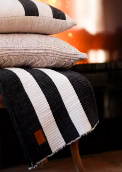 Плед декоративный Cocoon, 150x180, 60% хлопок, 20% шерсть, черный с полоской экрю фото №3