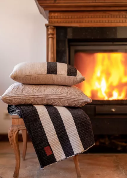 Плед декоративный Cocoon, 150x180, 60% хлопок, 20% шерсть, черный с полоской экрю фото №2