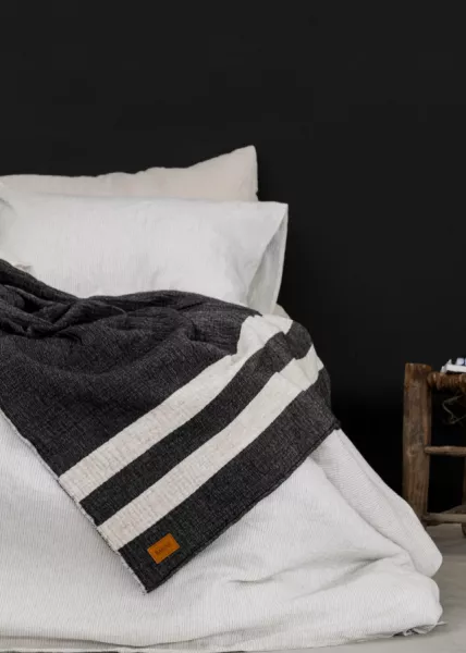 Плед декоративный Cocoon, 150x180, 60% хлопок, 20% шерсть, черный с полоской экрю фото №1