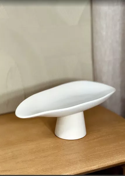 Блюдо керамическое на ножке среднее 31х10,5 см, молочный фото №2