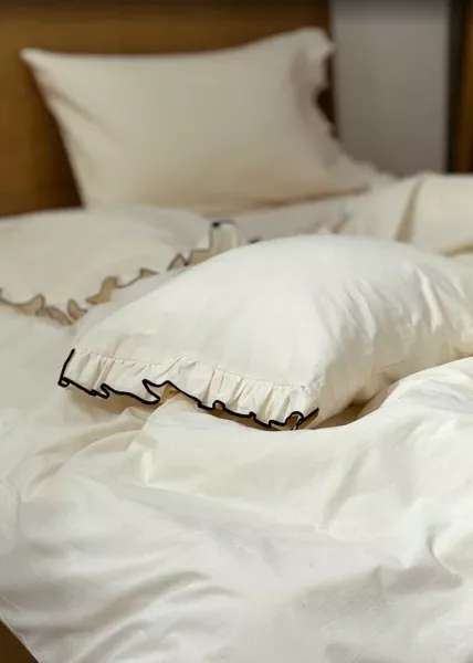 Комплект из 2-х наволочек из вареного хлопка, 50х70, c воланами, молочный с кантом, Lotis фото №3