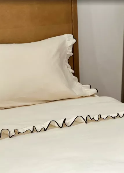 Пододеяльник из вареного хлопка, 240х220 (евро макси), с воланами, молочный с кантом, Lotis фото №1